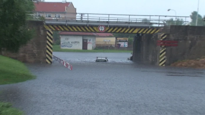 Tento záber zakliesneného auta obehol celé Slovensko.