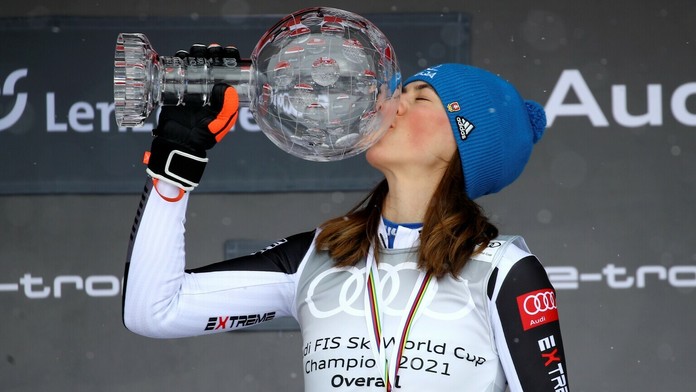 Petra Vlhová a veľký kryštáľový glóbus.
