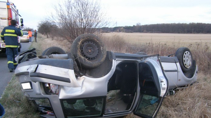 Prevrátené auto pri Kuklove