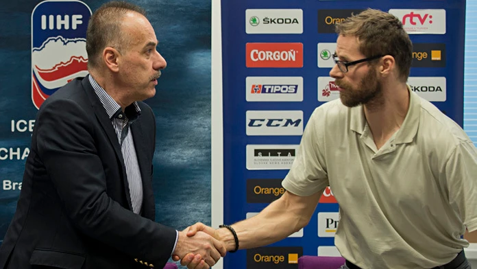 Prezident Slovenského zväzu ľadového hokeja (SZĽH) Igor Nemeček (vľavo) a Michal Handzuš (vpravo) v mene bojkutujúcich reprezent