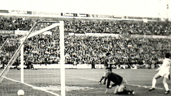 Momentka z finále PVP 1969 medzi Slovanom a Barcelonou, prvý gól v sieti brankára Barcelony Sadurniho. Autorom gólu bol Ľudovít 