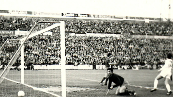 Momentka z finále PVP 1969 medzi Slovanom a Barcelonou, prvý gól v sieti brankára Barcelony Sadurniho. Autorom gólu bol Ľudovít 