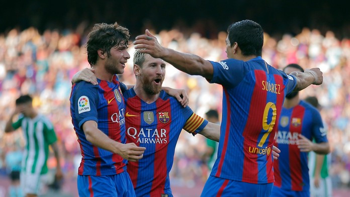 Hráči FC Barcelona sa radujú z gólu do siete Betisu Sevilla.
