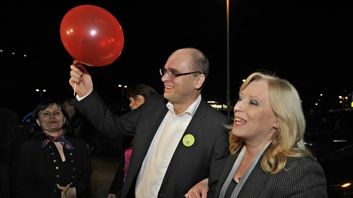 Vtedajšia predsedníčka vlády Iveta Radičová obdarovala lídra SaS Richarda Sulíka červeným balónikom 