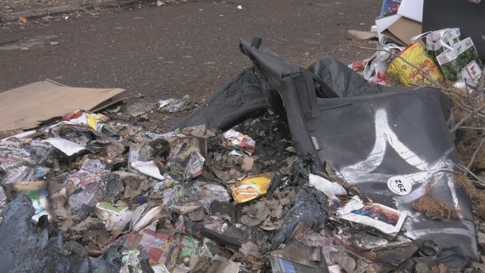 Záber na zničené kontajnery.