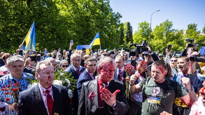 FOTOGRAFIE TÝŽDŇA: Prvá snímka čiernej diery, najdlhší lanový most či zahanbený ruský veľvyslanec