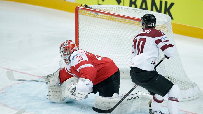 Rakúsky brankár Bernhard Starkbaum (vľavo)  a Lotyš Miks Indrašis