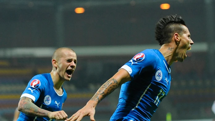 Vladimír Weiss ml. a Marek Hamšík sa radujú po prvom góle do bieloruskej brány.