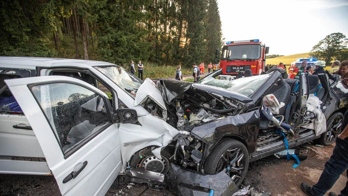 Testovacie auto bez vodiča s piatimi ľuďmi prešlo do protismeru a zrazilo s s iným autom. Jeden mŕtvy a 9 zranených