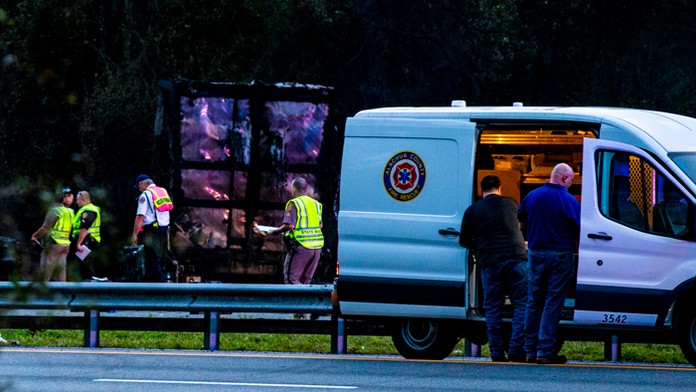Zdeno Chára (vľavo) z Bostonu v súboji s Garnetom Hathawayom z Calgary.