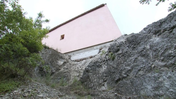 Dom nad priepasťou.