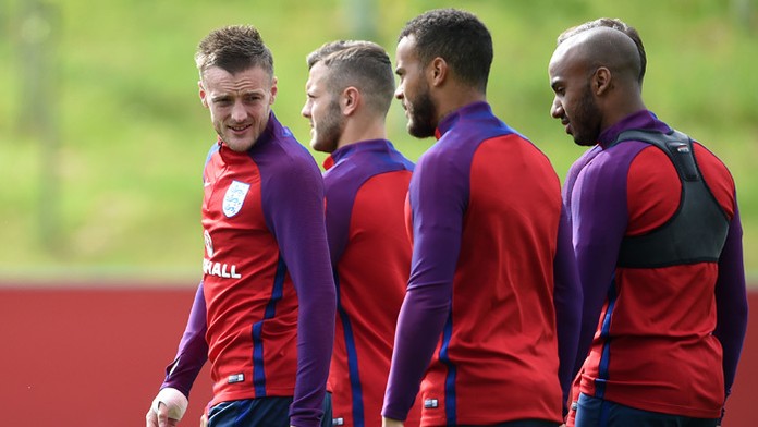 Anglický reprezentanta Jamie Vardy (vľavo) a spoluhráči na tréningu počas prípravy na EURO.