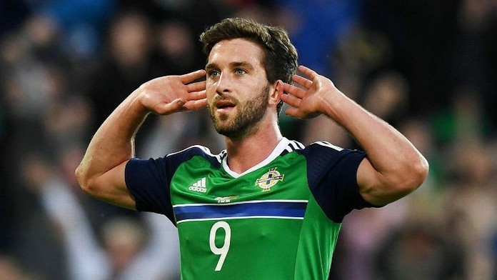 Severoírsky útočník Will Grigg oslavuje po góle.