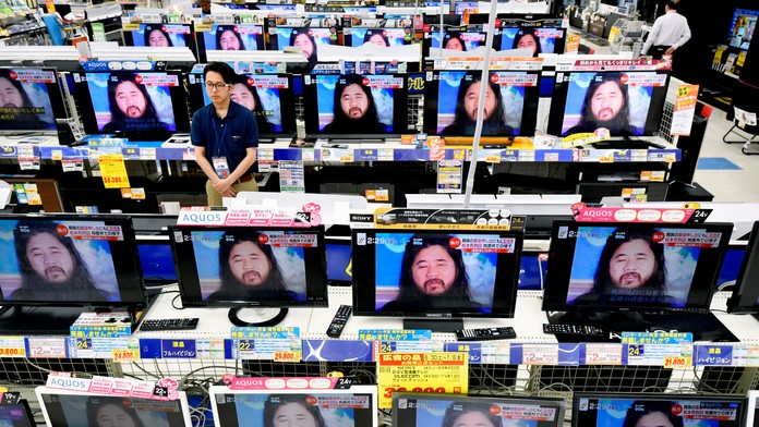 Na obrazovkách je bývalý duchovný guru japonskej sekty Óm Šinrikjó Šoka Asahara.