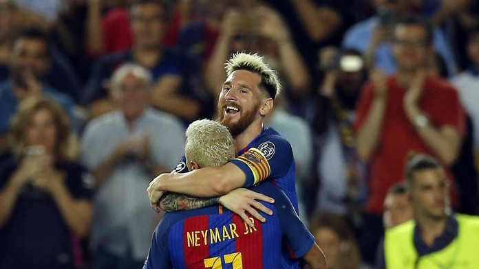 Krídelník PSG Marco Verratti (v modrom napravo) sa čuduje červenej karte, ktorú dostal v dueli LM proti Arsenalu Londýn. 