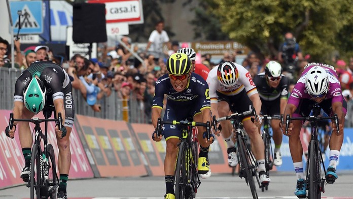 Caleb Ewan (v strede) prešuprtoval Sama Bennetta (vľavo) a Fernanda Gaviriu (vpravo).