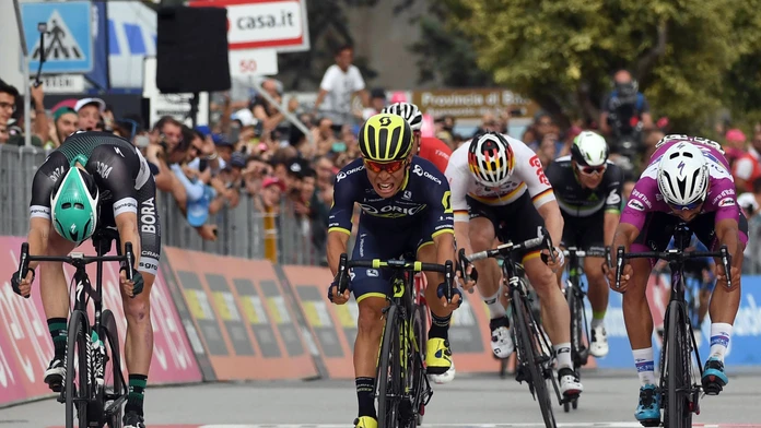 Caleb Ewan (v strede) prešuprtoval Sama Bennetta (vľavo) a Fernanda Gaviriu (vpravo).