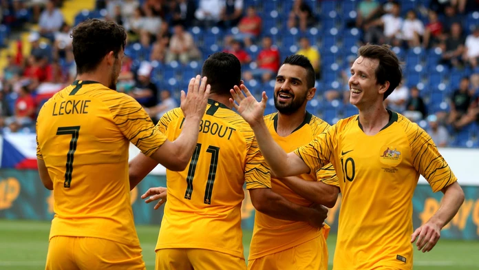 Radosť austrálskych futbalistov po góle v príprave proti Česku.
