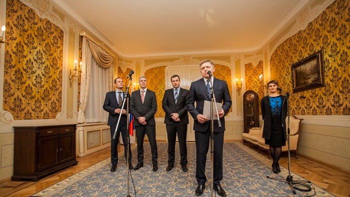Premiér Robert Fico (Smer-SD), za ním  stoja  Andrej Danko (SNS), Béla Bugár (Most-Híd)a Radoslav Procházka (#Sieť).