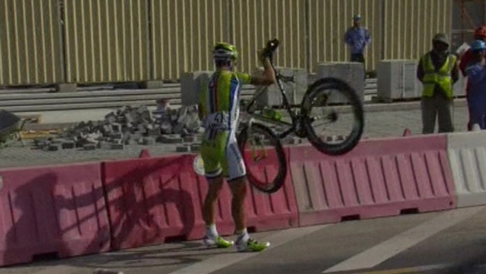 Sagan hodil bicykel o ochranný múr