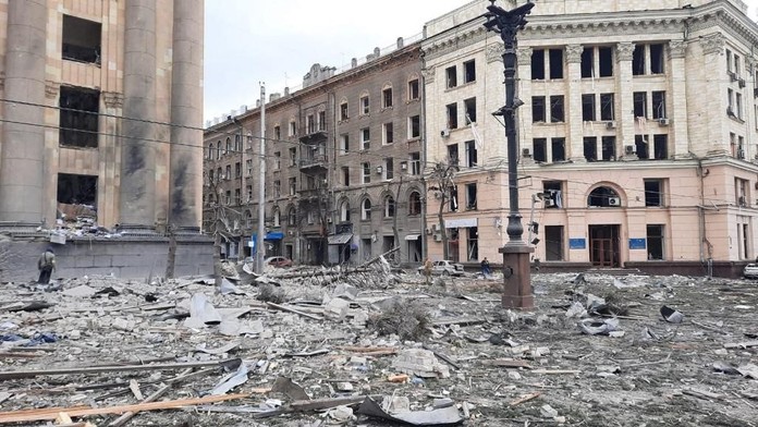 OBRAZOM: Najzasiahnutejšie mesto Ukrajiny: V Charkove sú poškodené budovy aj cesty, hlásia desiatky mŕtvych a stovky zranených