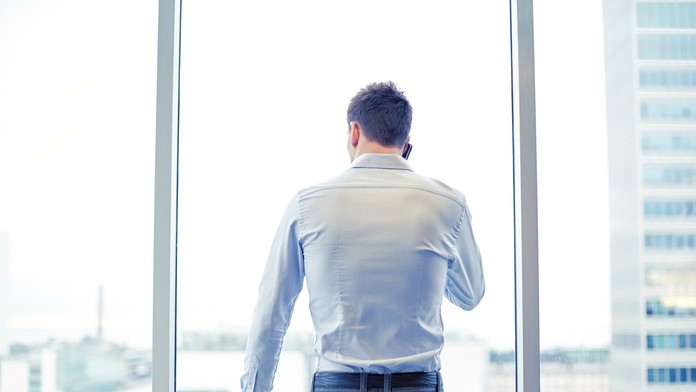 Muž telefonuje. (ilustračné foto)