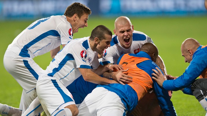Radosť slovenských futbalistov z gólu Miroslava Stocha počas kvalifikačného zápasu na EURO 2016 medzi Slovenskom a Španielskom.
