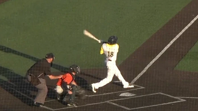 Brandon Thomas odpálil homerun do vlastného auta.