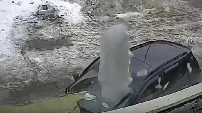 Ľad padá na auto.