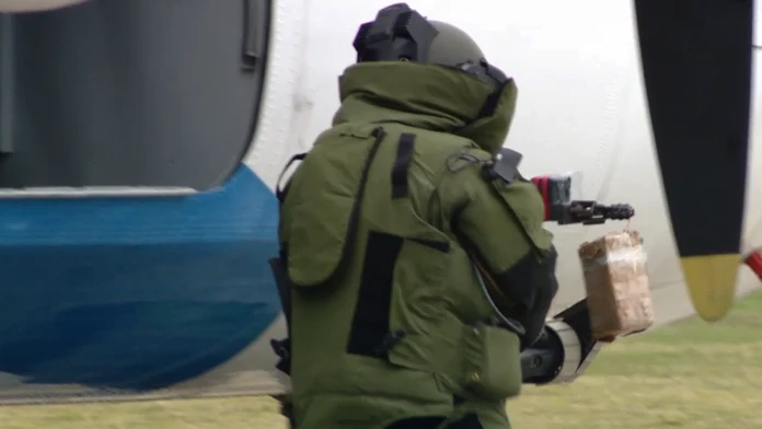 Pyrotechnik odstraňuje atrapu bomby