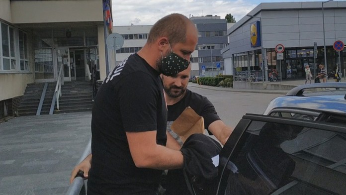 Erik záutočil na mladíka nožom.