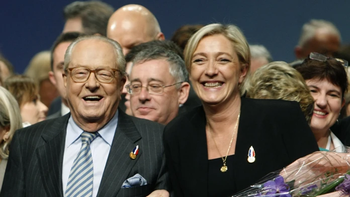  Marine Le Penová sa drží za ruku so svojím otcom, známym francúzskym ultrapravičiarom Jeanom-Marie Le Penom.
