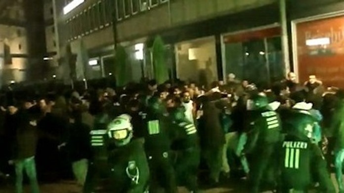 Zúfalý boj kolínskej polície s výtržníkmi