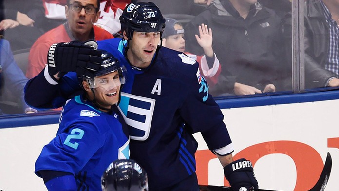 Hráči Tímu Európy Zdeno Chára a Andrej Sekera sa tešia z gólu v 2. finále SP proti Kanade.