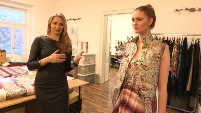 Módna návrhárka Jitka Klett s modelom.