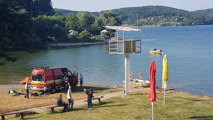Hasiči pátrajú po utopenom mladíkovi.