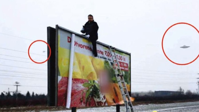 Muž si myslí, že odfotil ufo.