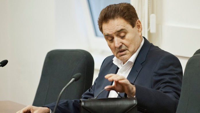 Muž s autom zámerne zrazil cyklistov.