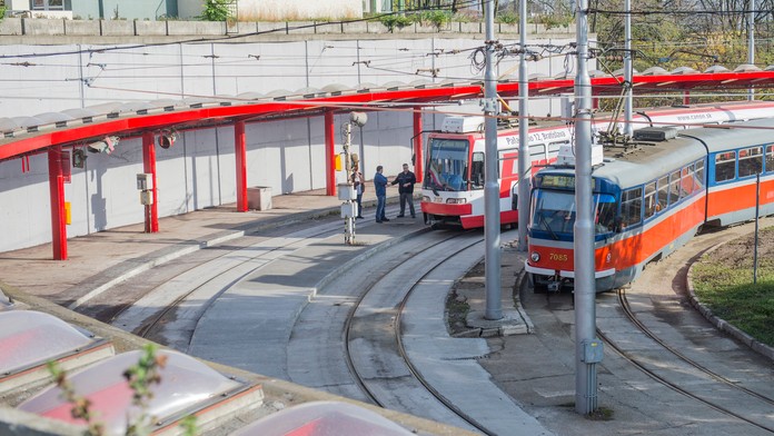 Električky na stanici