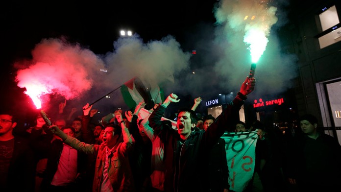 Tisíce protestujúcich v Istanbule pálili americké a izraelské vlajky.