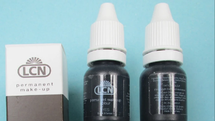 Na snímke permanentný make-up EYES black intense značky LCN z Nemecka 