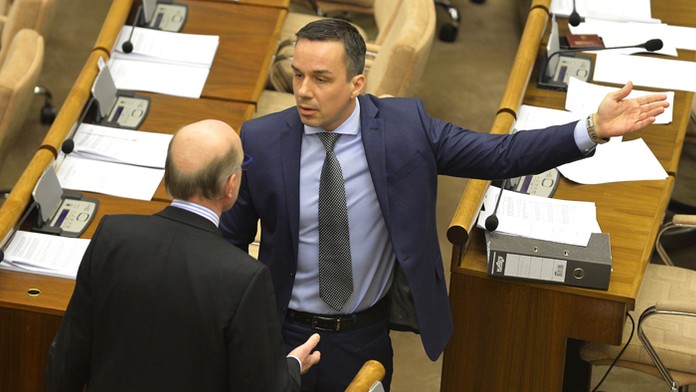 Alojz Baránik (SaS) a Erik Tomáš (SMER-SD) počas hádky.