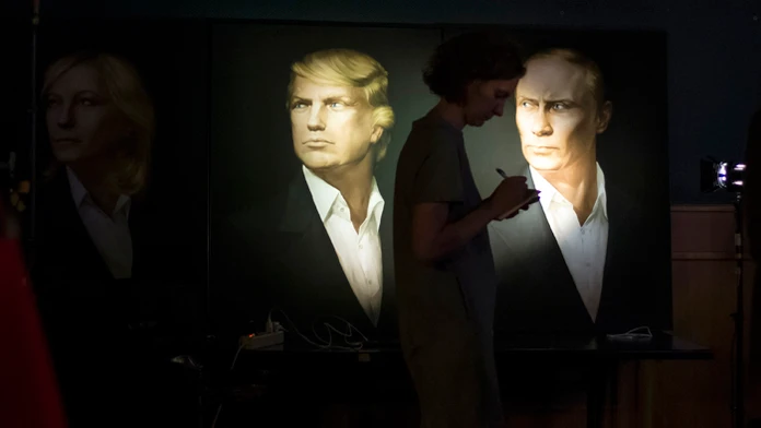 Vysvietené portréty Donalda Trumpa a ruského prezidenta Vladimira Putina v Moskve.