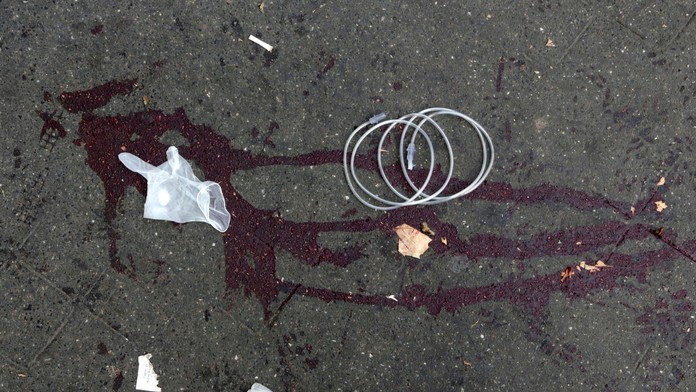 Stopy krvi pred koncertnou sieňou Bataclan v Paríži