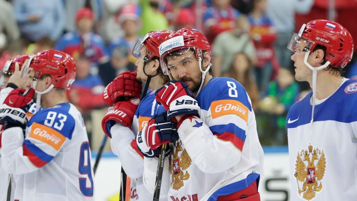 Smutní ruskí hokejisti po prehratom finále