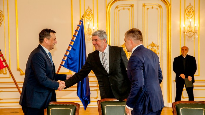 Vznik novej trojkoalície potvrdili podaním rúk predsedovia strána SNS, Most-Híd a Smer-SD Andrej Danko, Béla Bugár a Robert Fico