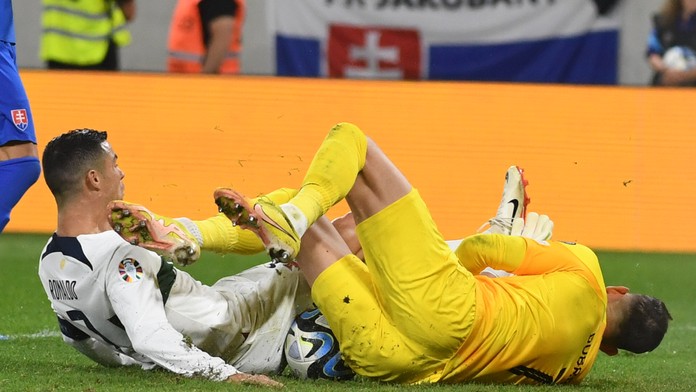 Pri nepríjemnom strete s Ronaldom sa v duchu modlil. Dúbravka prehovoril, ako vnímal zápas s Portugalskom