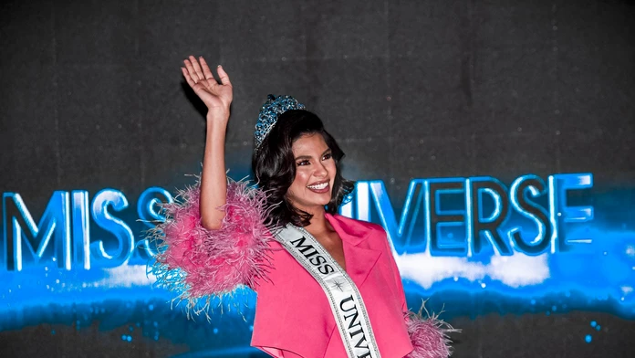 Víťazka Miss Universe upadla do nemilosti. Čelí obvineniu z vlastizrady, domov sa vrátiť nemôže