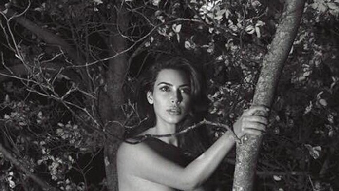 Nahá Kim Kardashian na strome