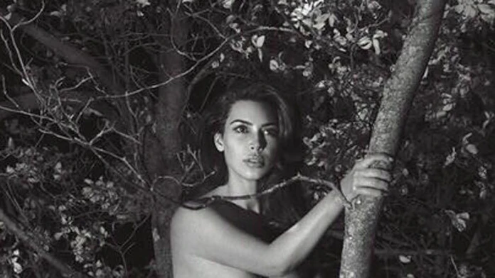Nahá Kim Kardashian na strome